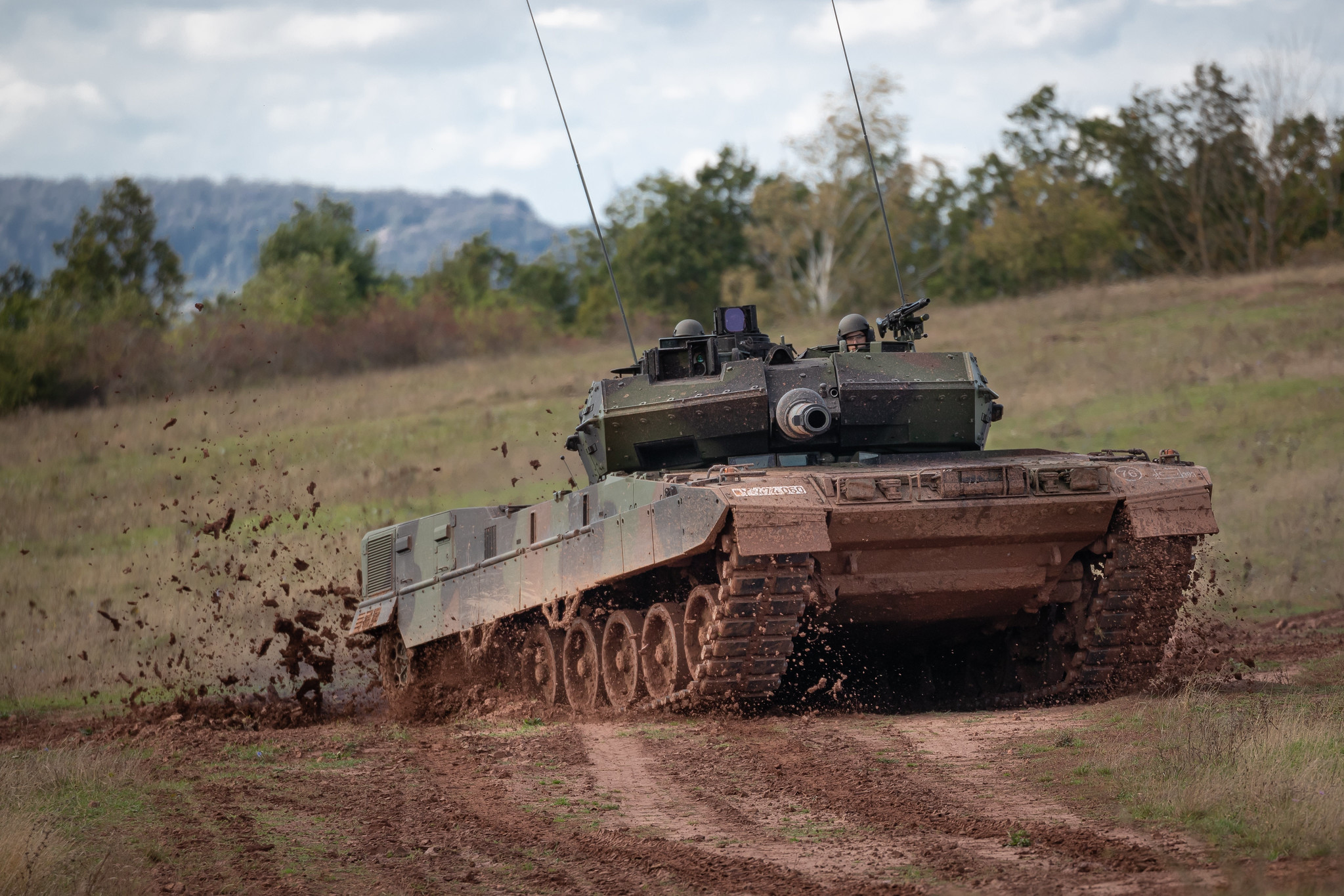 Ein Euro kann nur einmal ausgegeben werden und auch das 100 Milliarden Sondervermögen ist endlich, deshalb werden Projekte dem Kauf neuer Leopard-Kampfpanzer zum Opfer fallen. Welche das sind, das muss das BMVg nun benennen.