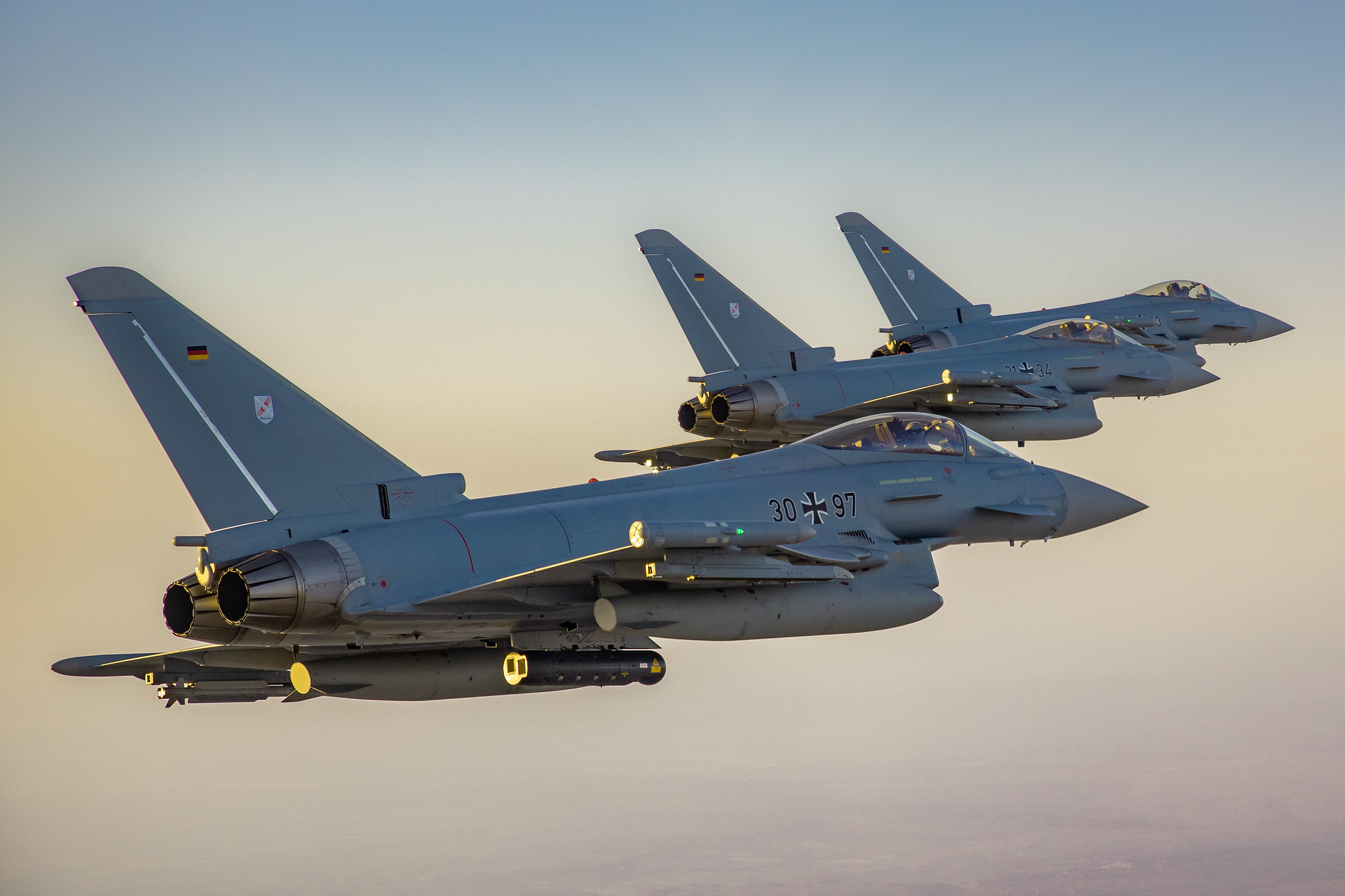 Die spanische Firma Indra koordiniert das Projekt NG MIMA, eine der wichtigsten europäischen F&E-Initiativen zur Förderung einer neuen Generation modularer Avionik, die sorgfältig auf die besonderen und anspruchsvollen Anforderungen künftiger militärischer Plattformen in der Luft – wie dem Eurofighter – zugeschnitten ist.