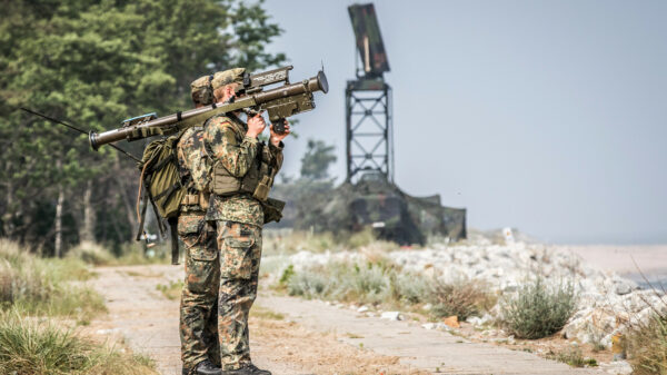 Soldaten trainieren mit der Fliegerfaust 2 Stinger, deren Beschaffung der Haushaltsausschuss, ebenso wie weiteren Brimstone, heute zustimmte.