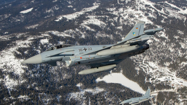 Eurofighter mit IRIS-T (ganz außen unter dem Flügel, erkennbar am glasartig-aussehenden Infrarotsuchkopf).