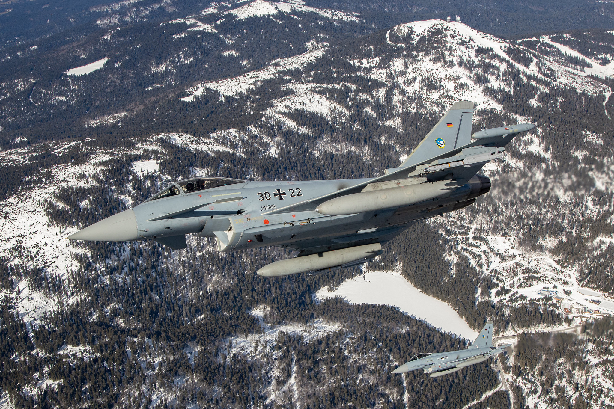 Eurofighter mit IRIS-T (ganz außen unter dem Flügel, erkennbar am glasartig-aussehenden Infrarotsuchkopf).
