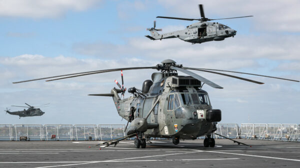 Die Hubschrauber vom Typ Sea King und NH-90 NTH Sea Lion fliegen während einer militärischen Evakuierungsübung das Flugdeck des niederländischen Landungsschiffs Rotterdam an. Eine der nun bewilligten 25-Mio-Vorlagen enthält Verbesserungen für die Hubschrauber, weitere Vorlagen enthalten Verbesserungen für die Eurofighter.