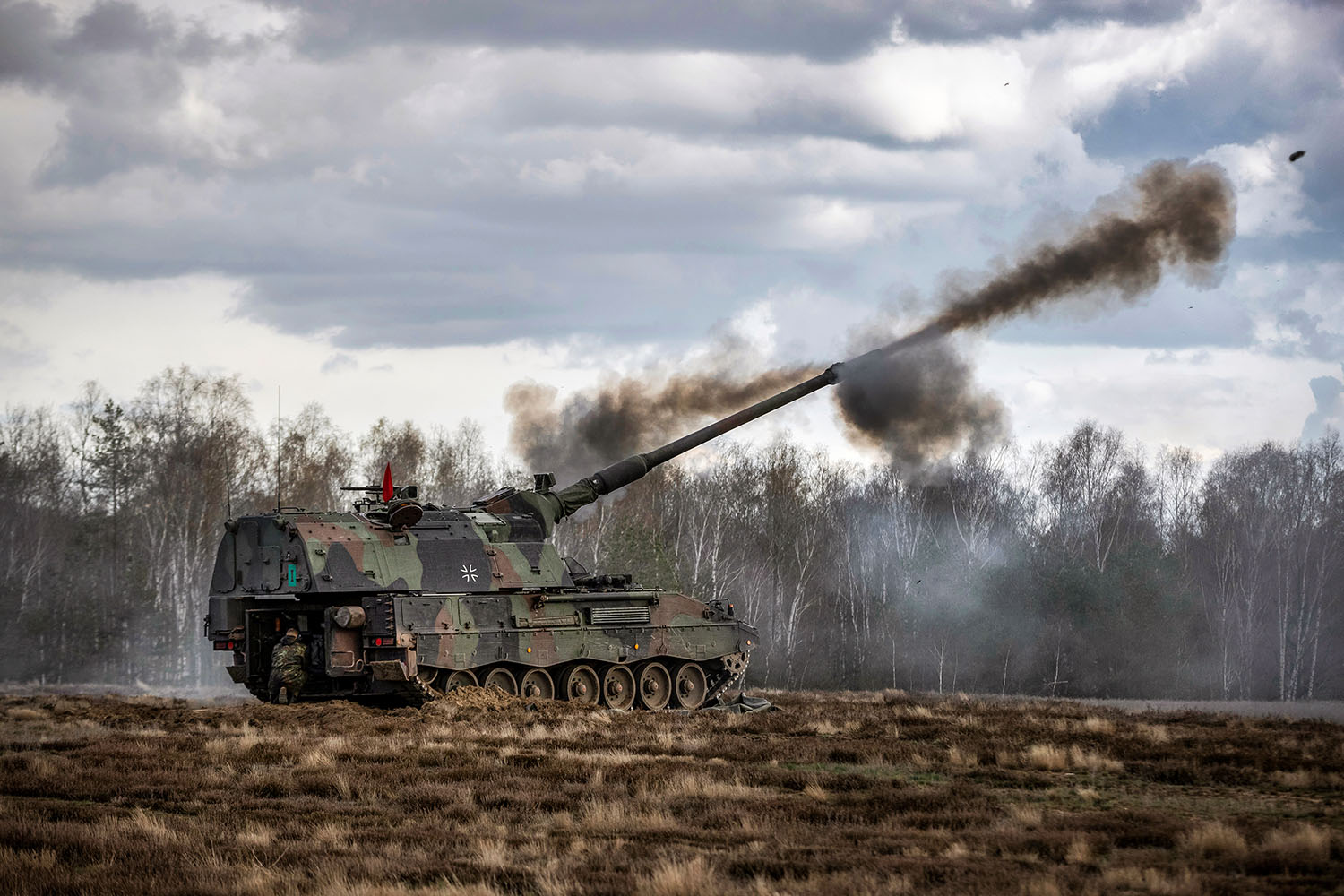 PANZERHAUBITZE 2000 im scharfen Schuss während der Übung White Eagle des Artillerielehrbataillons 325 auf dem Truppenübungsplatz Altengrabow. Foto: Bundeswehr / Marco Dorow