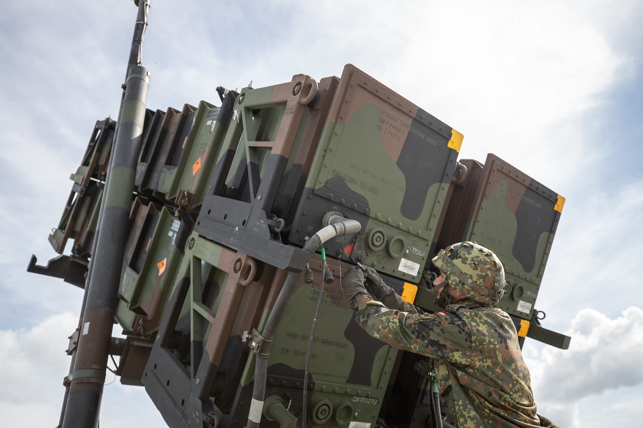 Ein Soldat steht am Lenkflugkörper (LFK)-Kanister des Startgeräts PAC2 vom Flugabwehrraketensystem Patriot. Zwei Patriot übernehmen nun die Luftverteidigung des wichtigsten Materialhubs für Lieferungen an die Ukraine.