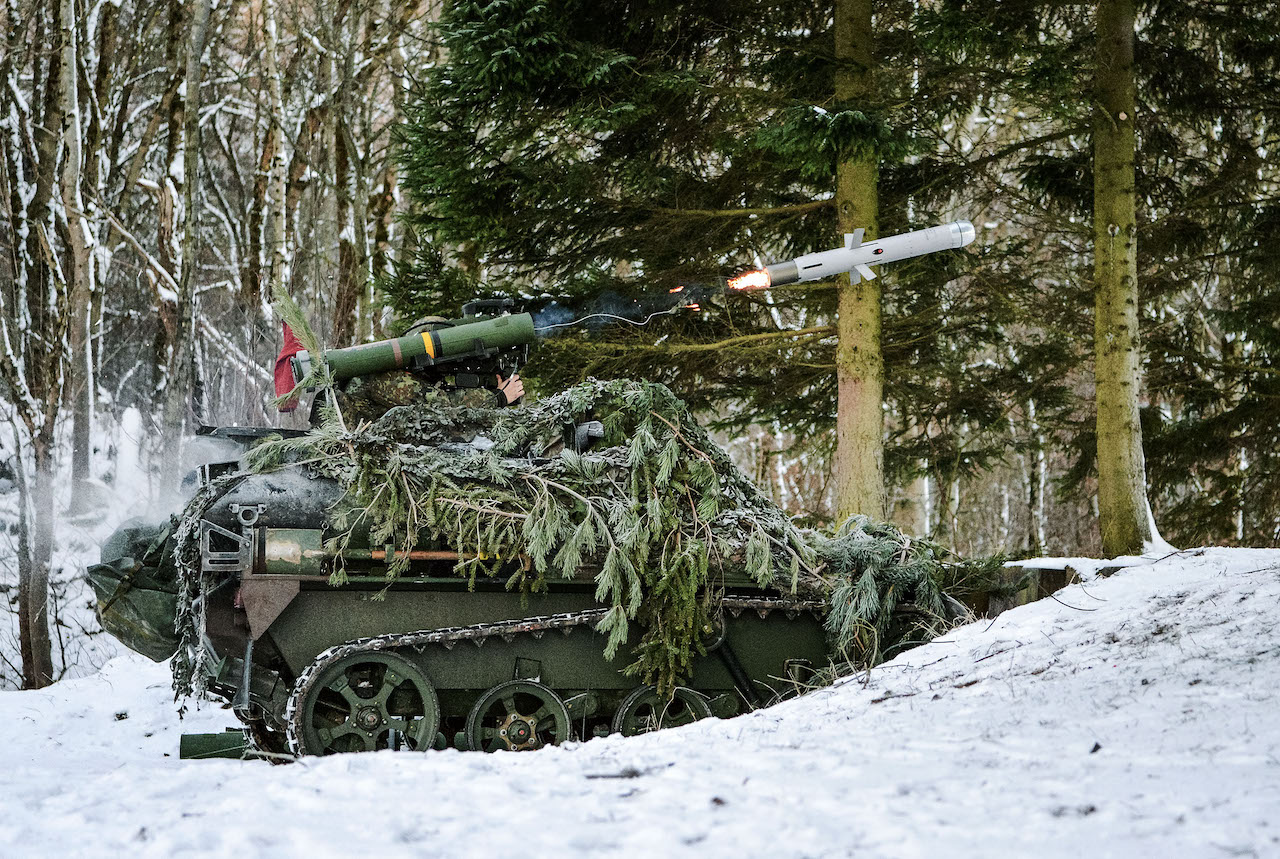 Soldaten verschießen mit dem Waffenträger Wiesel 1 MELLS (Mehrrollenfähiges Leichtes Lenkflugkörper-System) einen Lenkflugkörper im Rahmen des Pilotlehrgangs Truppführer Wiesel 1 MELLS der Infanterieschule auf der Schießbahn 9 des Truppenübungsplatzes Wildflecken.