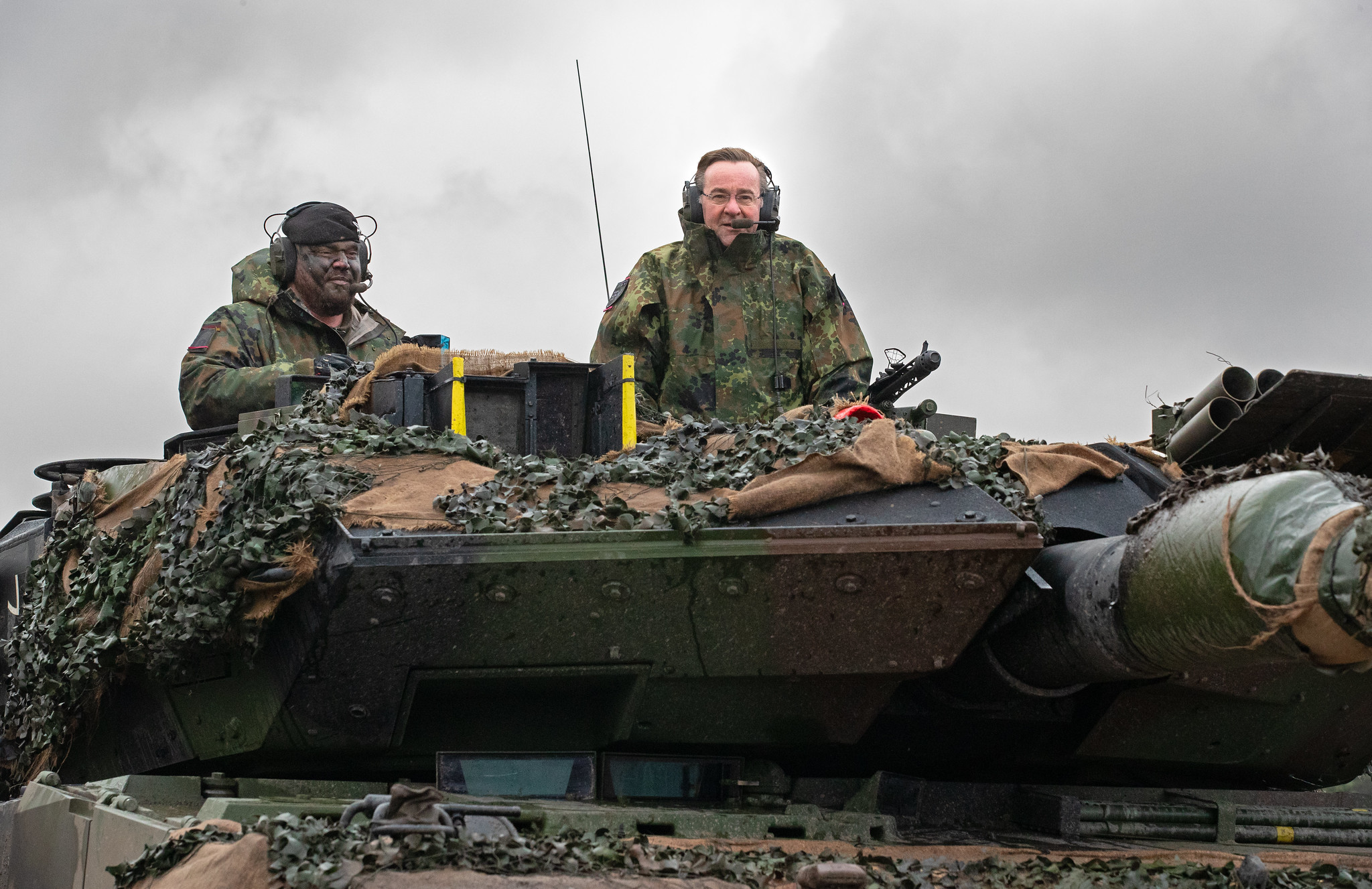 Verteidigungsminister Boris Pistorius fährt in einem Kampfpanzer Leopard 2A6 während seines Truppenbesuchs beim Panzerbataillon 203 in Augustdorf. Dieses Panzerbataillon wird Teil der Panzerbrigade 45 in Litauen.