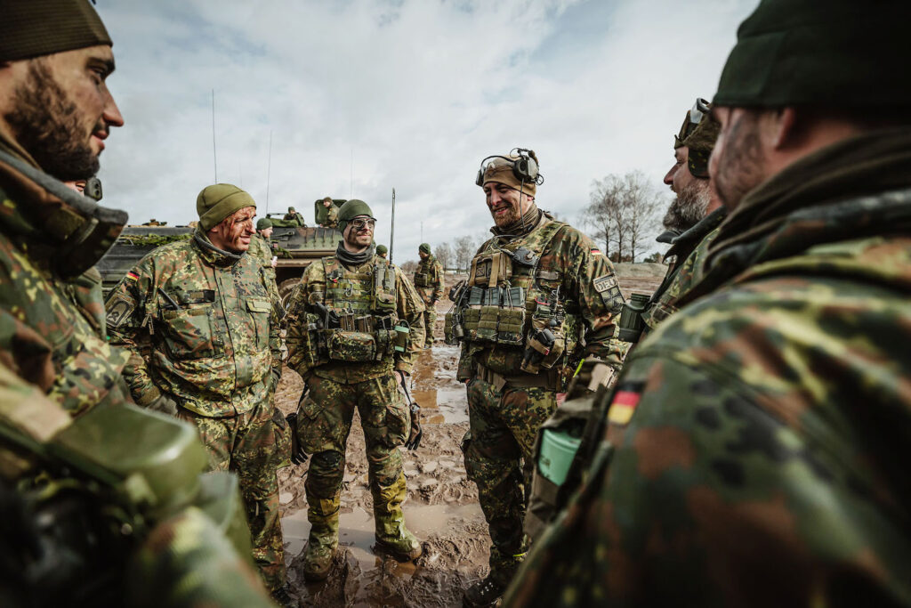 Soldaten vom Jägerbataillon 413 nehmen mit dem Schützenpanzer Marder an der Übung Griffin Lightning 2023 auf dem Truppenübungsplatz Pabrade/Litauen teil, am 03.03.2023. ©Bundeswehr/Jana Neumann