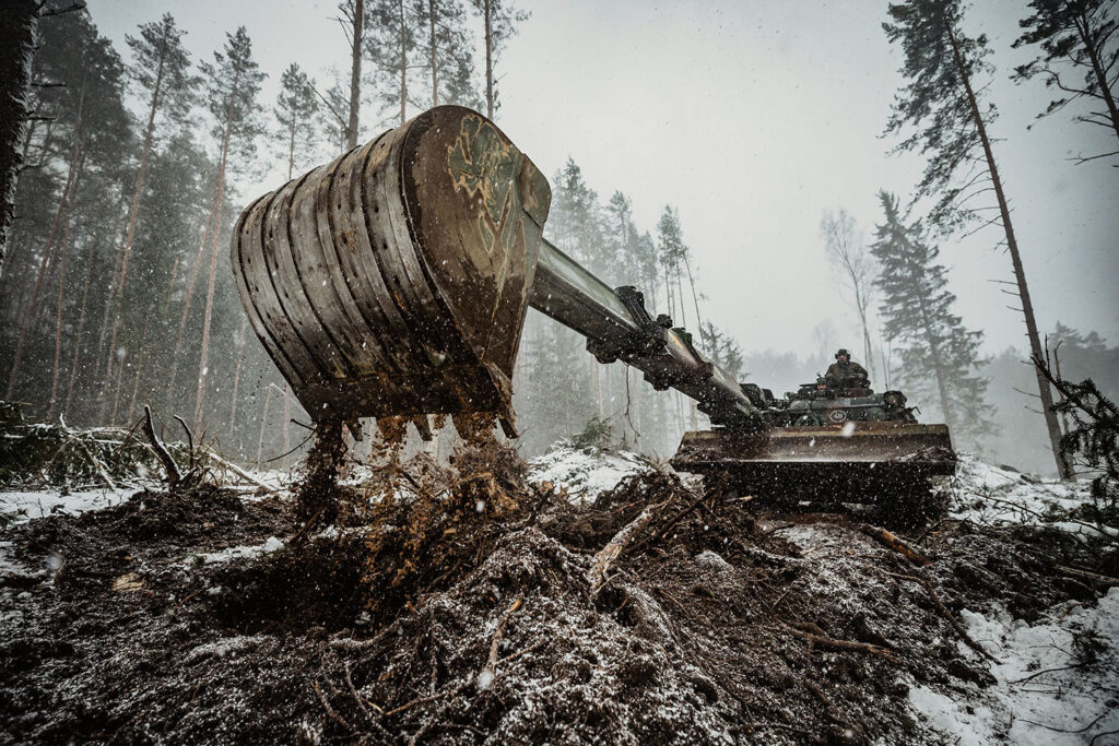 Soldaten des Jägerbataillon 413 nehmen mit dem Pionierpanzer DACHS an der Übung Griffin Lightning 2023 auf dem Truppenübungsplatz Pabrade/Litauen teil. Foto: Bundeswehr / Jana Neumann