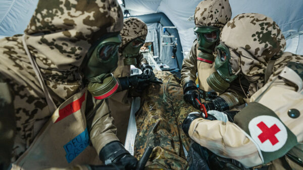 Der Sanitätsdienst der Bundeswehr besitzt national wie international einen hervorragenden Ruf, wobei er sich nicht nur in der Pandemie oder bei den jüngsten Evakuierungsmissionen bewährte. Seine Eingliederung in das Kommando Unterstützung im Zuge der Bundeswehrreform führt dementsprechend zu flächendeckender Kritik in Deutschland.