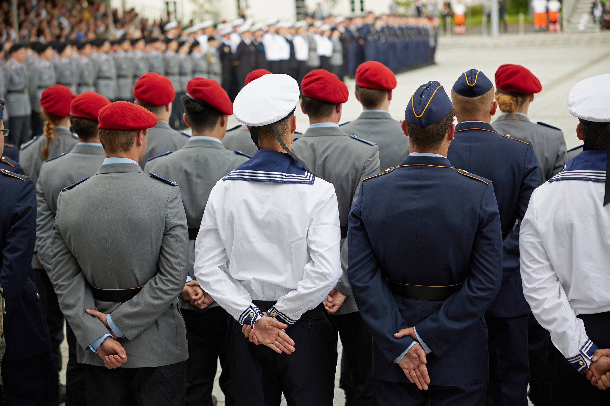 Rekrutinnen und Rekruten der Teilstreitkräfte stehen in Uniform (Dienstanzug bzw. Ausgehuniform) angetreten beim Feierlichen Gelöbnis 2023 im BMVg in Berlin.