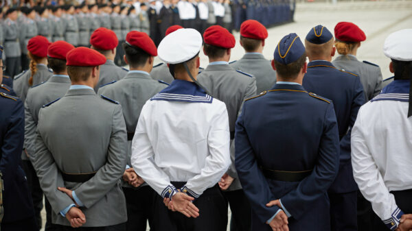 Strukturänderungen: Die neue Struktur der Bundeswehr: Vier Teilstreitkräfte, ein Unterstützungsbereich und das Operative Führungskommando der Bundeswehr – plus Führungsakademie und Zentrum Innere Führung – sollen in Zukunft den dem BMVg nachgeordneten Bereich bilden.