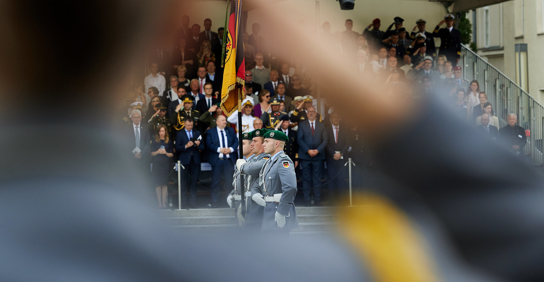 Im Zuge der Neuausrichtung der Bundeswehr wird es zu strukturellen Veränderungen und Neuaufstellungen von Kommandos kommen. Fahnenträger präsentieren die Truppenfahne.
