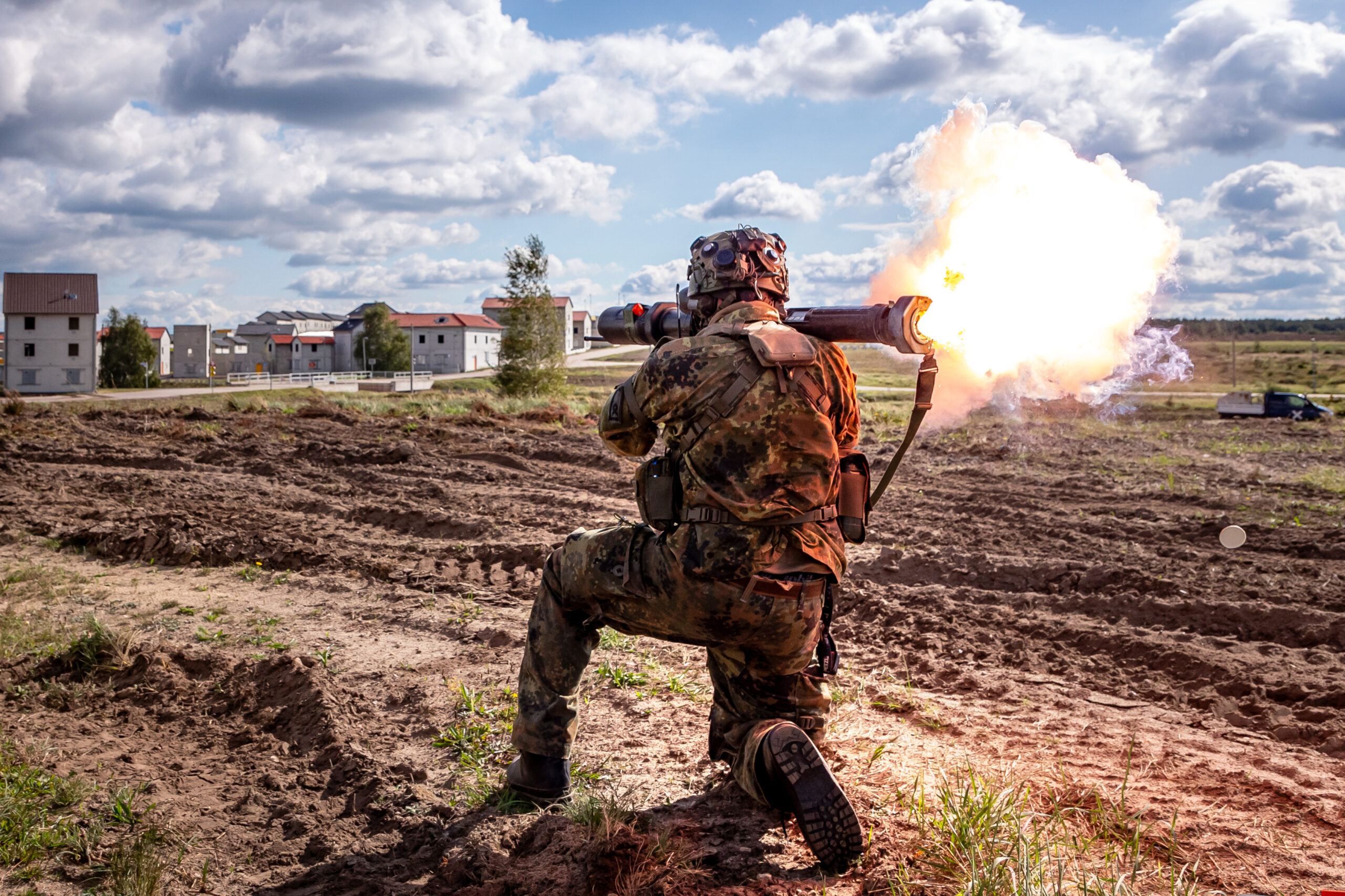 Ein Soldat des Fallschirmjägerregiments 26 trainiert mit der Panzerfaust den Angriff im urbanen Gelände während der Übung Komet 2023 im Gefechtsübungszentrum Heer in der Letzlinger Heide. Foto: Bundeswehr / Mario Bähr