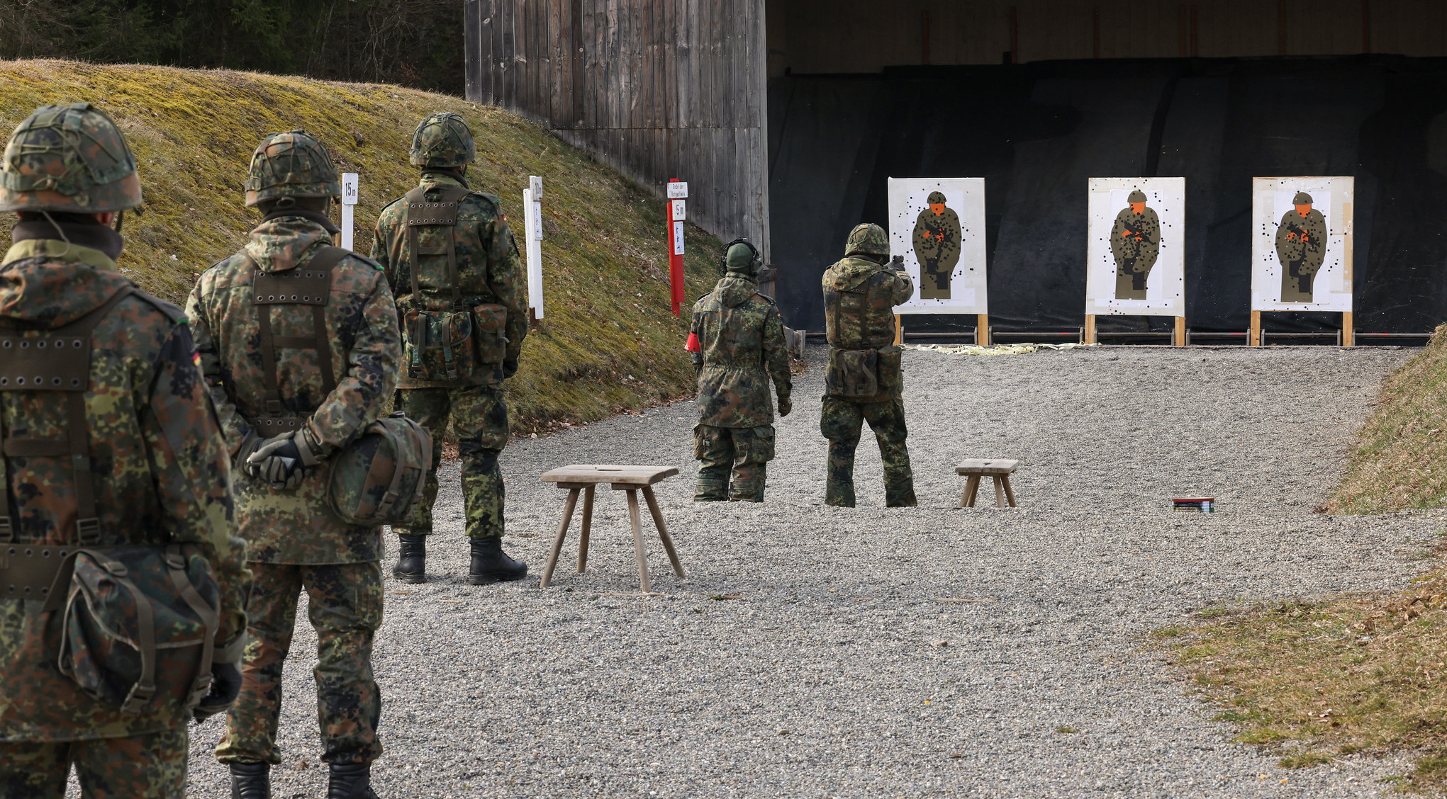 Wer seine Angestellten regelmäßig fürt Reserveübungen freistellt, wie diese Soldatinnen und Soldaten der Heimatschutzkompanie „Schwäbische Alb“ zur Schießübung mit der Pistole P8, hat gute Chancen auf die Auszeichnung "Partner der Reserve".