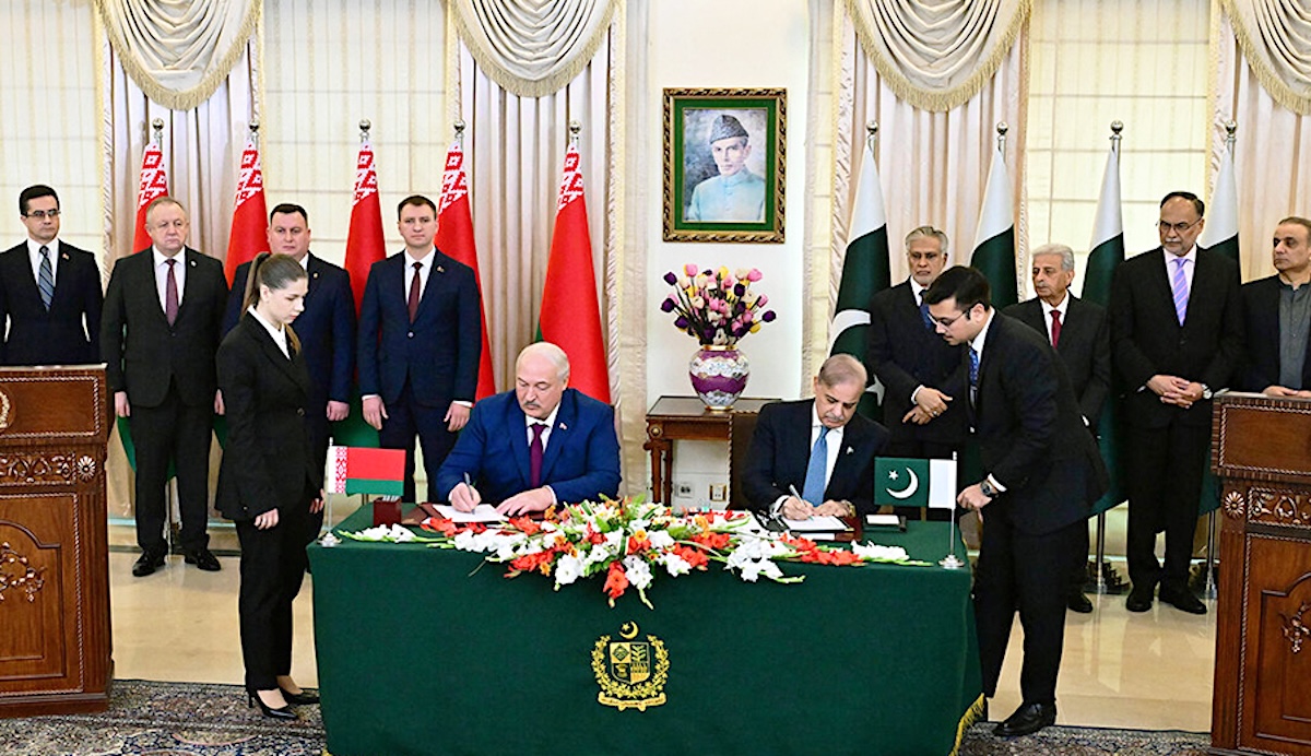 Im November 2024 besuchte der Diktator von Belarus, Alexander Lukaschenko (sitzend links), die islamische Republik Pakistan, um unter anderem mit Premierminister Shehbaz Sharif (sitzend rechts) mehrere Abkommen zu unterzeichnen.