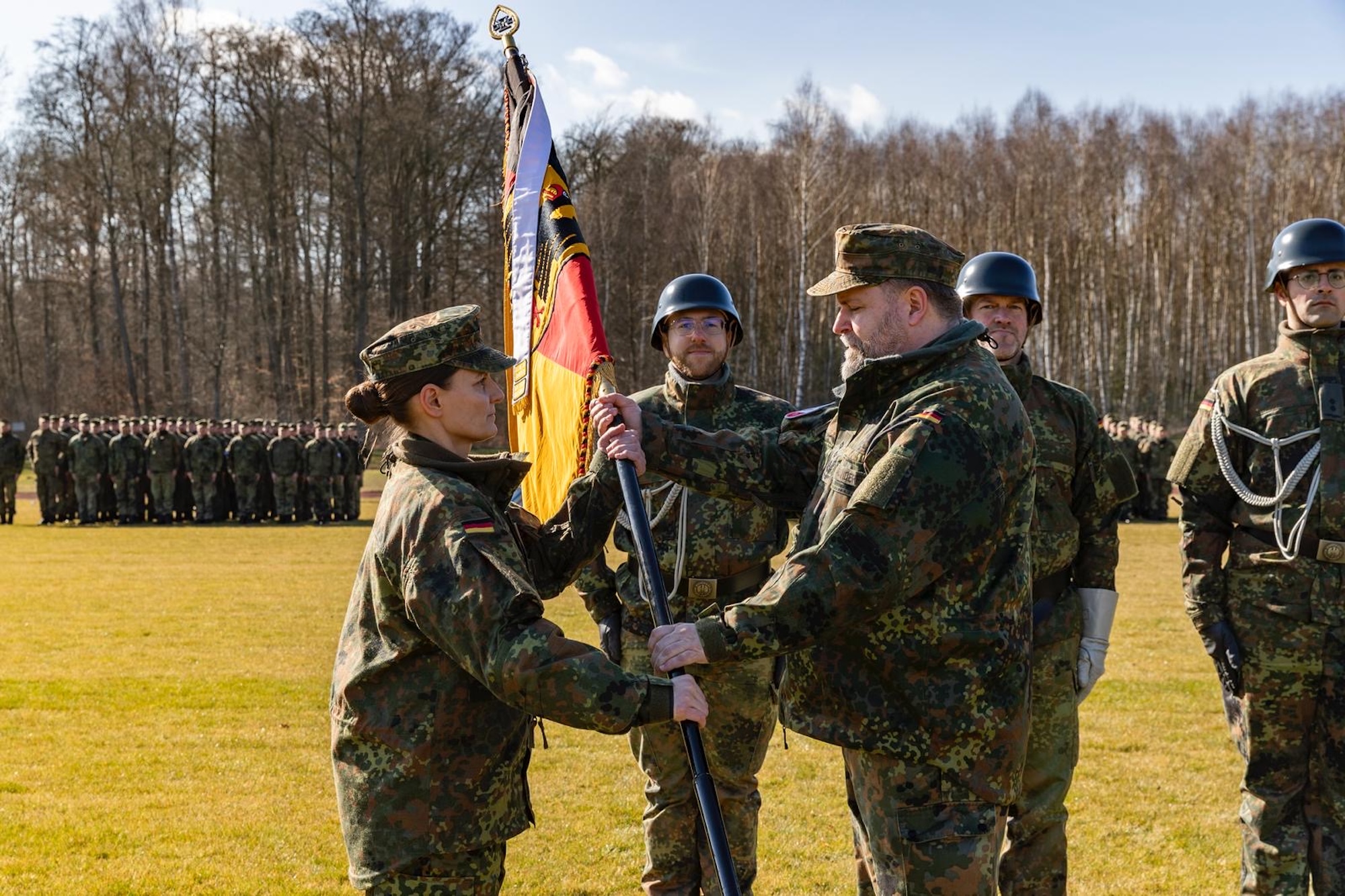 Gestern übergab Oberstleutnant Manuel Leder das Kommando über die Flugabwehrraketengruppe 21 an Oberstleutnant Sandra Pillath.