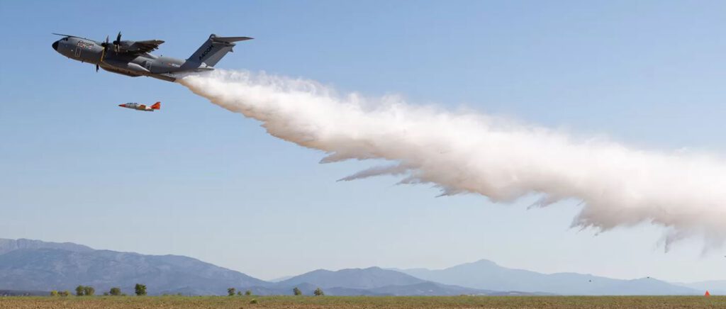 Die A400M bei Tests in Spanien als Löschflugzeug.