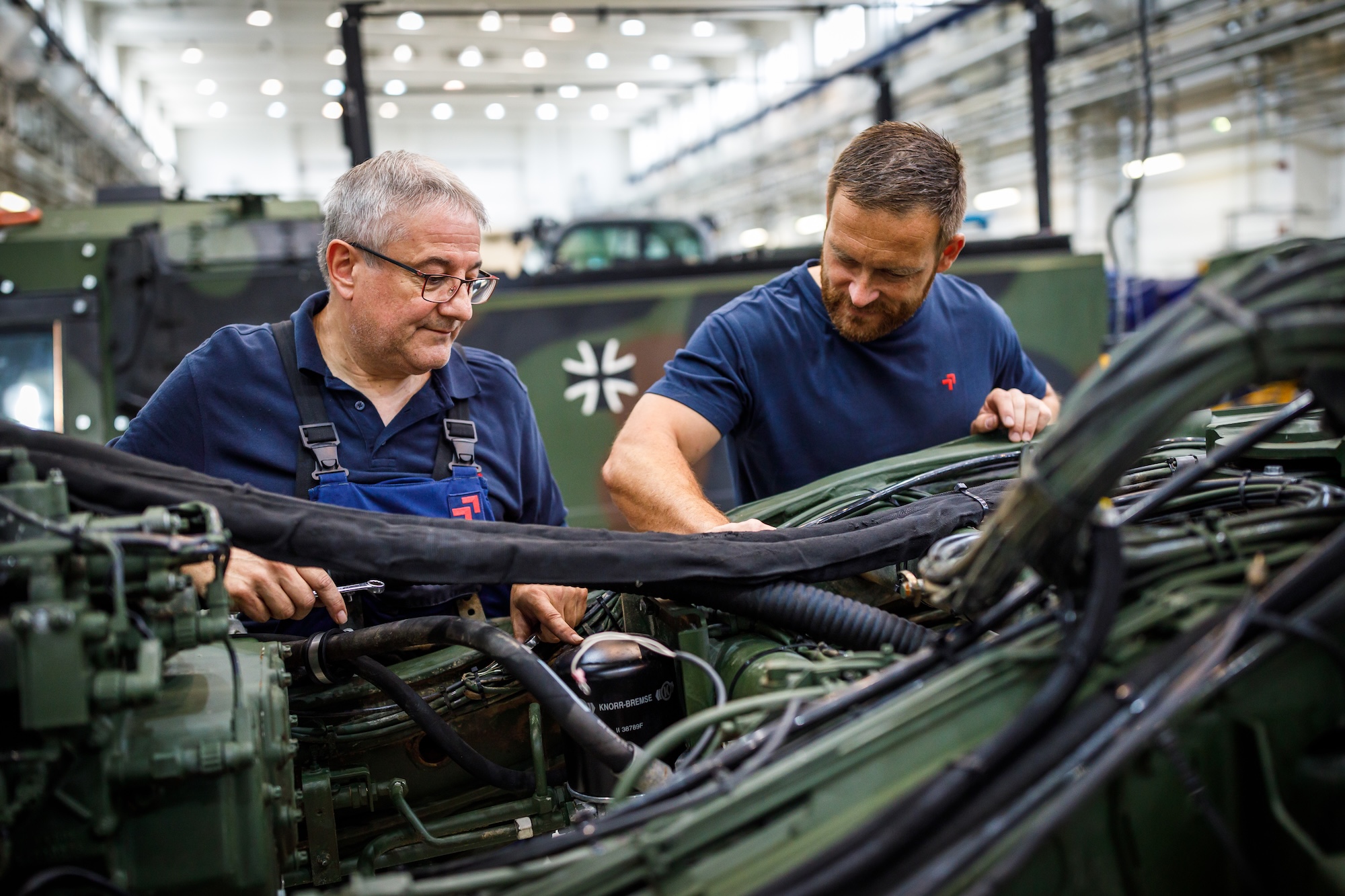 Als bundeseigenes Unternehmen umfasst die Kernleistung der HIL GmbH seit 2005 die Planung, Steuerung und Durchführung von Instandhaltungsleistungen für Landsysteme der Bundeswehr.