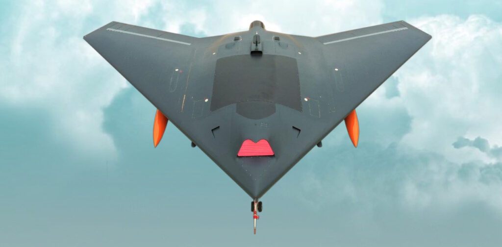 Über insgesamt sechs Möglichkeiten verfügt die Kampfdrohne ANKA III, um Bewaffnung mitzuführen. rot markiert sind hier beispielsweise zwei Lenkflugkörper unter den Flügeln.