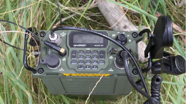 Funkgeräte: AN:PRC-160(V)DE-1 Wideband HF:VHF Manpack (Tornistergerät) der Firma L3Harris.