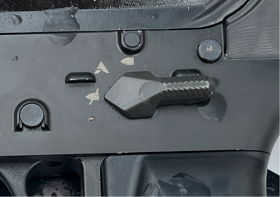 AR-15 Sicherung- Sicher, ARBEL-Modus, Einzelschuss. Der ARBEL-Modus ist durch das Berg-Symbol gekennzeichnet.