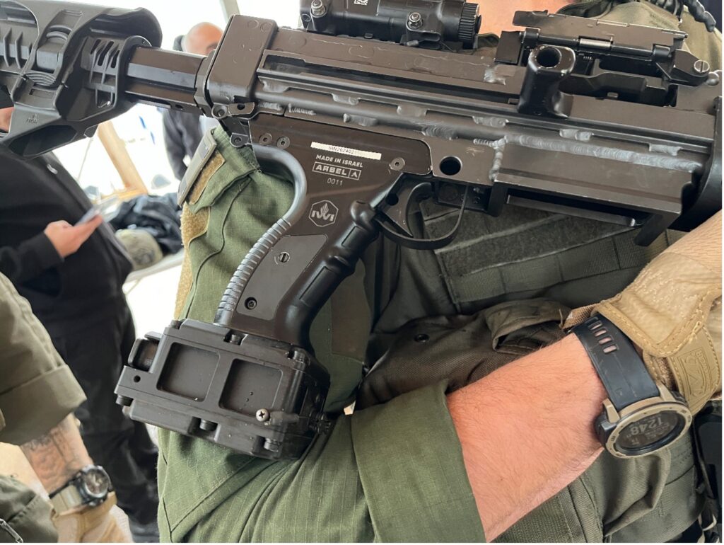 ARBEL-MG-Griffstück, hier an einem IWI NEGEV. Es wird einfach das Standard-Griffstück gegen das ARBEL-Griffstück ausgetauscht, und schon ist der Schütze wieder einsatzbereit. Unten die gut das Akku-Fach zu erkennen.
