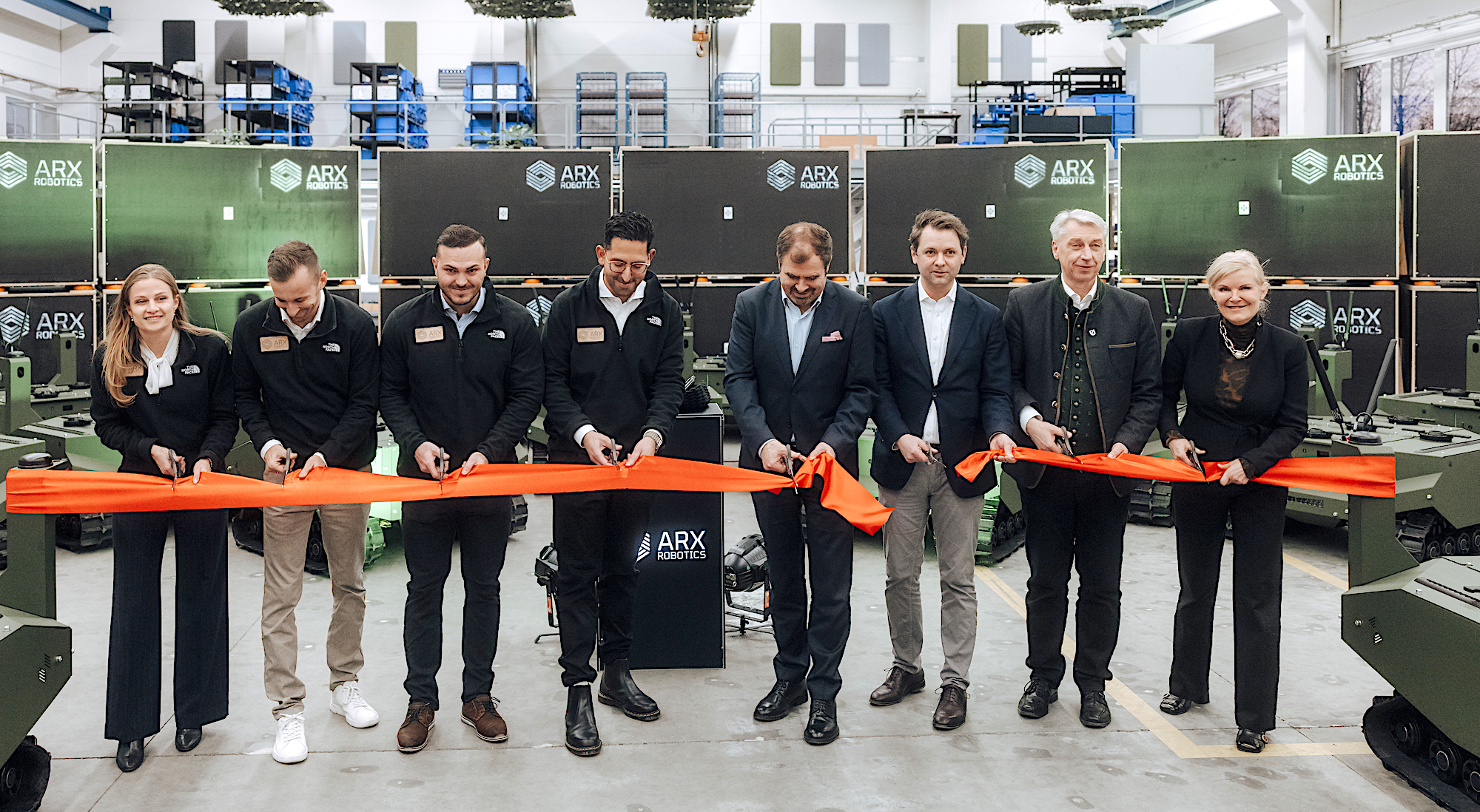 ARX Robotics eröffnet größte UGV-Produktionsstätte Europas: Zur Eröffnung kam auch der CSU bundestagsabgeordnete Florian Hahn (5. v. l.)