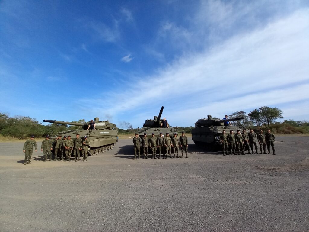 GDELS trainiert philippinische Streitkräfte am leichten Panzer ASCOD.