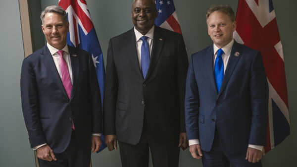 AUKUS: Die Verteidigungsminsiter von Australien Richard Marles, der USA, Lloyd Austin, und des Vereinigten Königreichs, Grant Shapps (v. l. n. r.) äußerten sich zu einer möglichen Erweiterung des Militärbündnisses im Indopazifik.