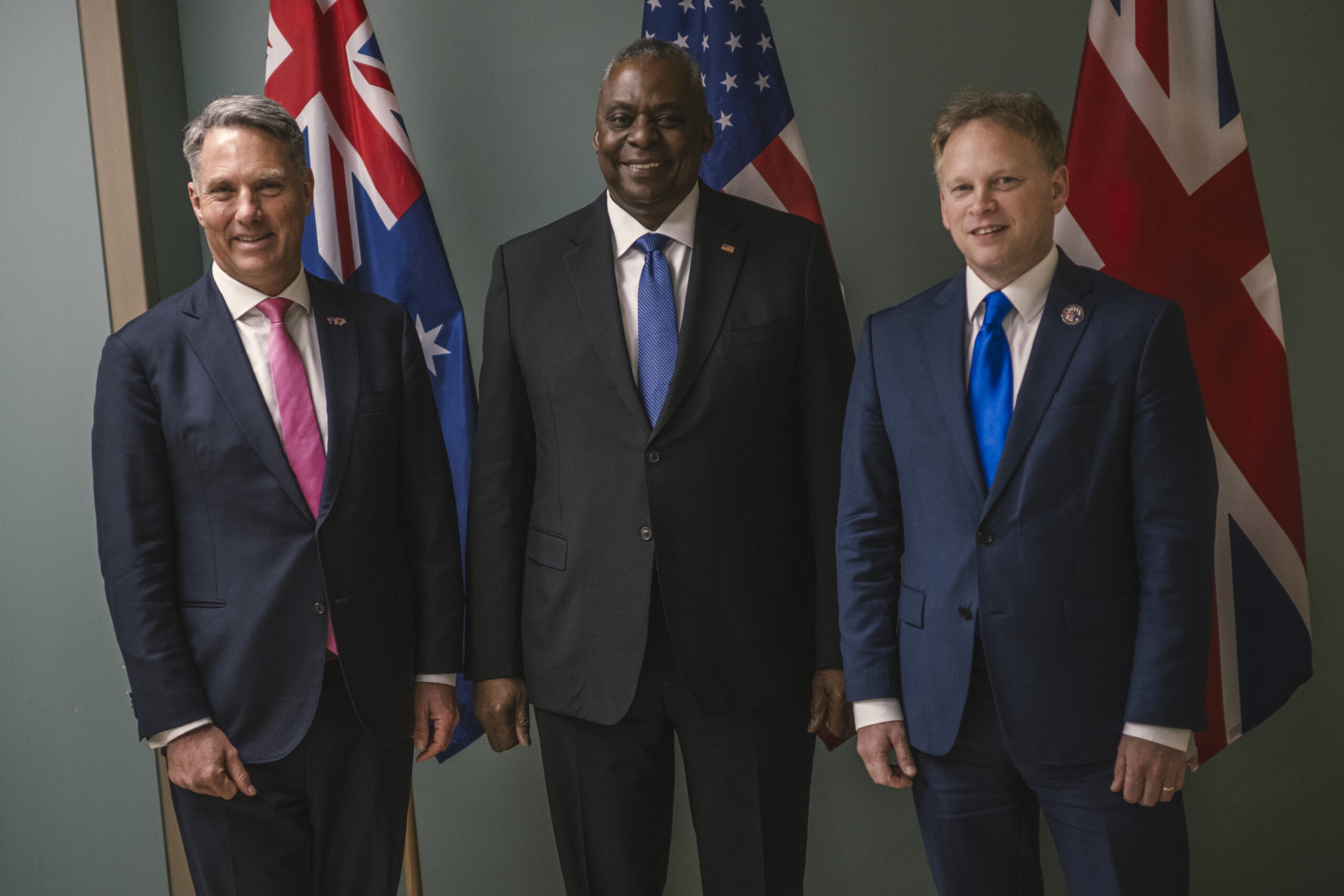 AUKUS: Die Verteidigungsminsiter von Australien Richard Marles, der USA, Lloyd Austin, und des Vereinigten Königreichs, Grant Shapps (v. l. n. r.) äußerten sich zu einer möglichen Erweiterung des Militärbündnisses im Indopazifik.