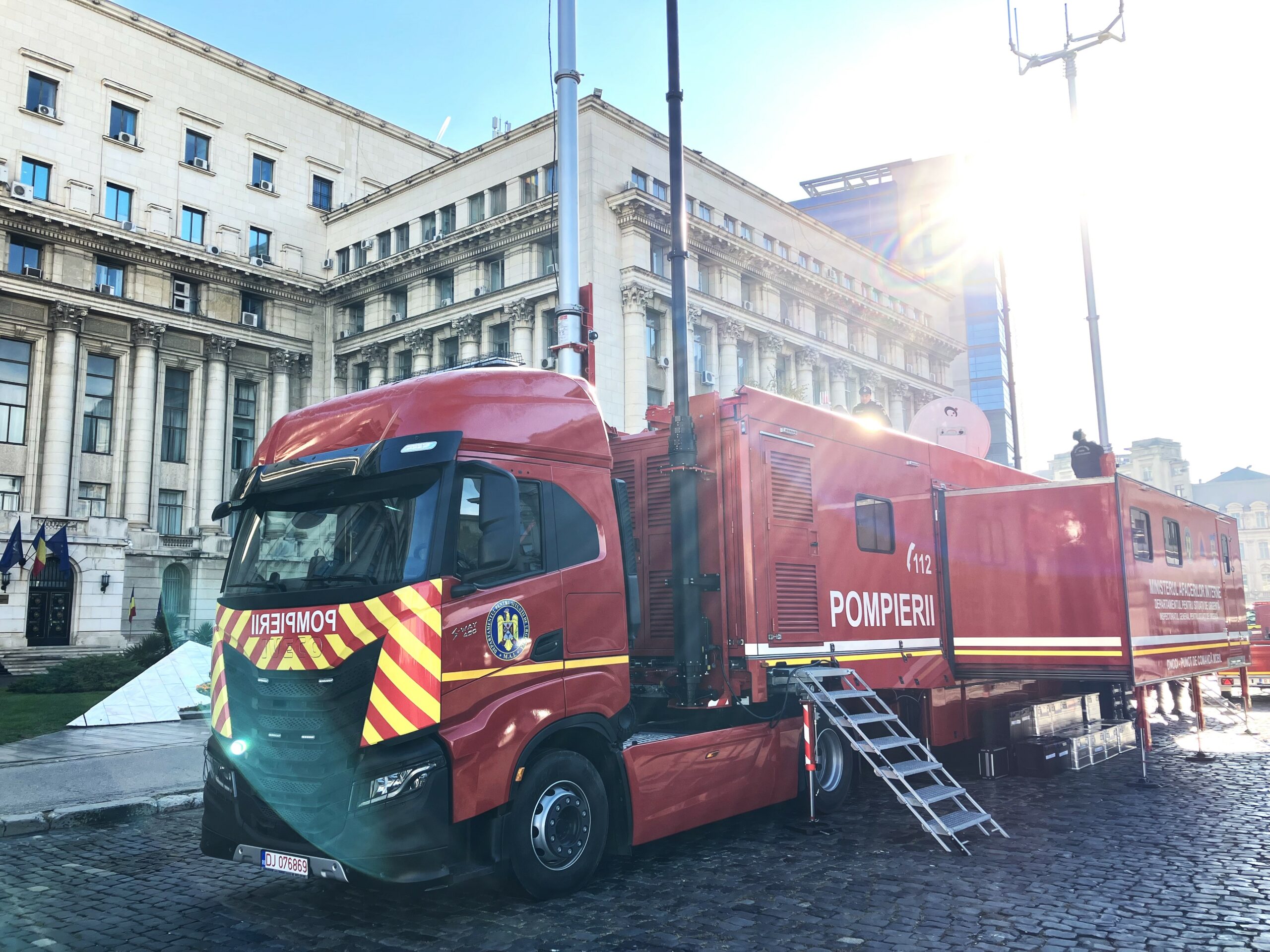as mobile Krisenmanagementsystem ist mit modernster Kommunikationstechnik ausgestattet und bietet einem 30-köpfigen Krisenstab Platz.