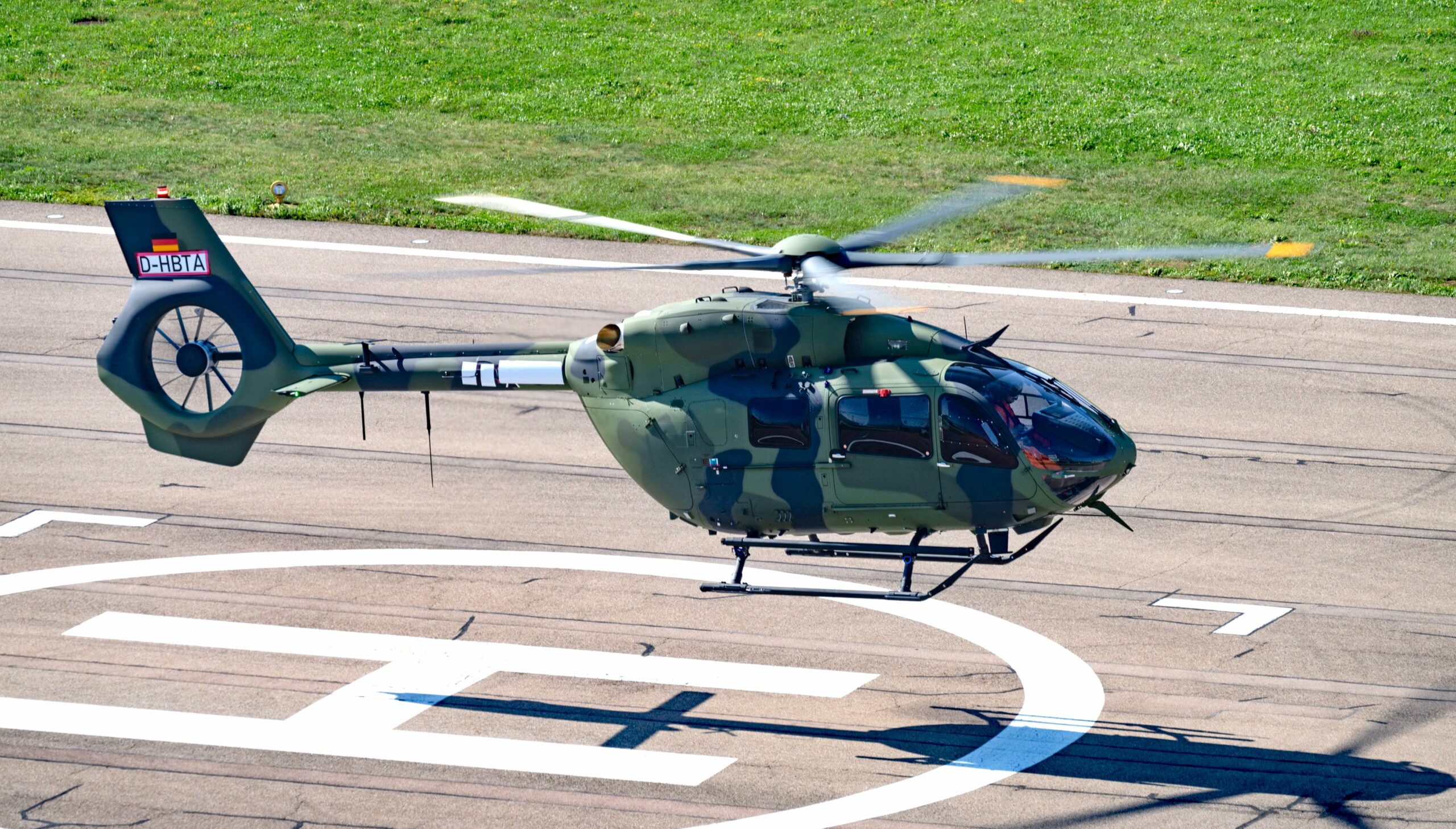 Der neue Kampfhubschrauber H145M der Bundeswehr hebt erstmals ab.