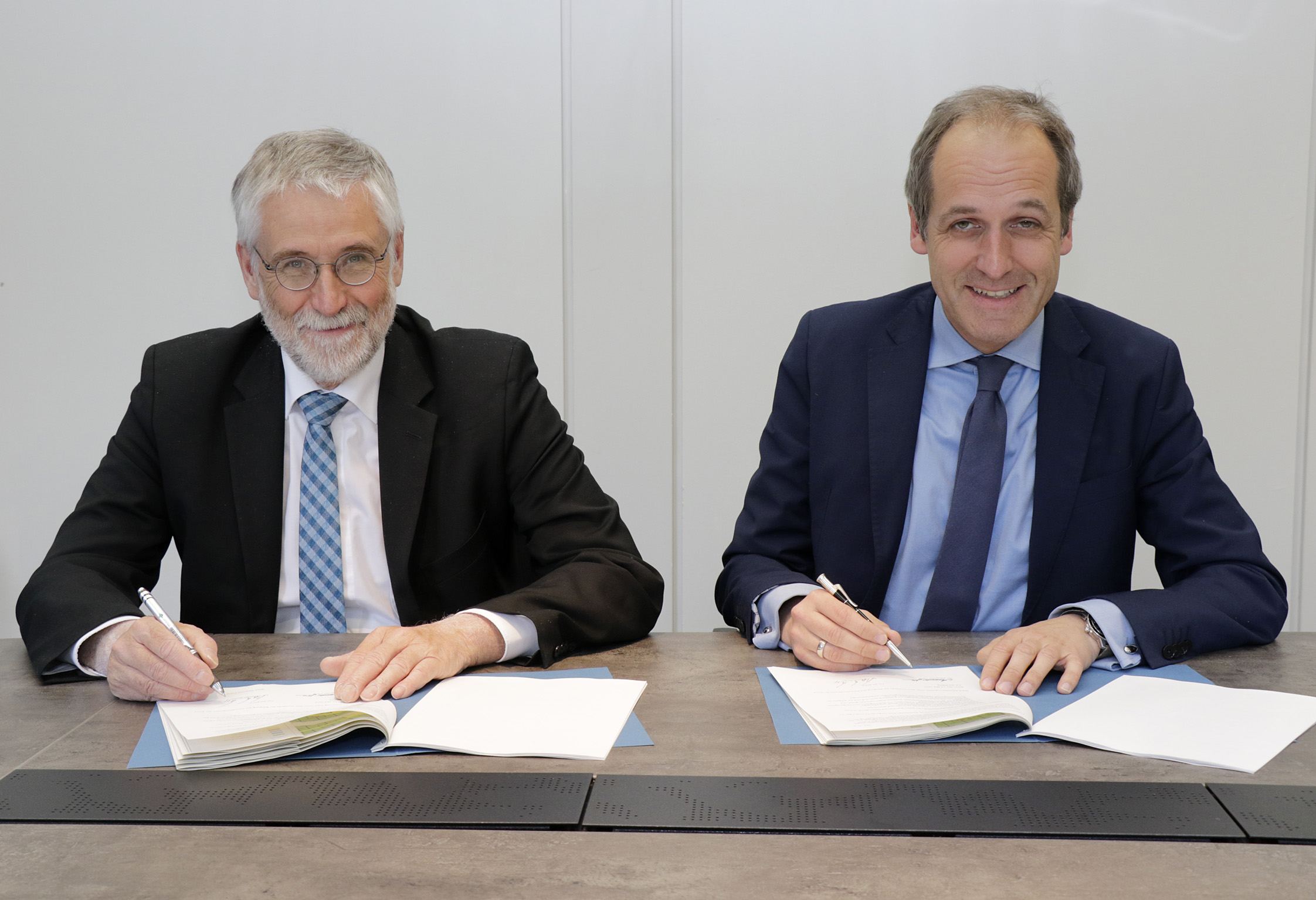 Infrastruktur in der Zeitenwende: Sprecher des Vorstandes der Bundesanstalt für Immobilienaufgaben (BImA), Herr Dr. Christoph Krupp (l.), und Abteilungsleiter Infrastruktur, Umweltschutz und Dienstleistungen im Bundesministerium der Verteidigung (BMVg), Herr Dr. Alexander Götz.