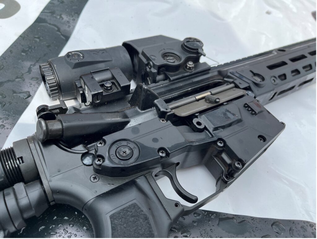 Anpassung einer AR-15 Plattform. Gut zu erkennen ist der Lower Receiver mit der „dickeren“ Elektronik. Der Akku geht in die Schulterstütze. Der Rest und die Bedienung der Handwaffe bleibt unverändert. Einzig die beidseitige Bedienung der Sicherung ist verlorengegangen.