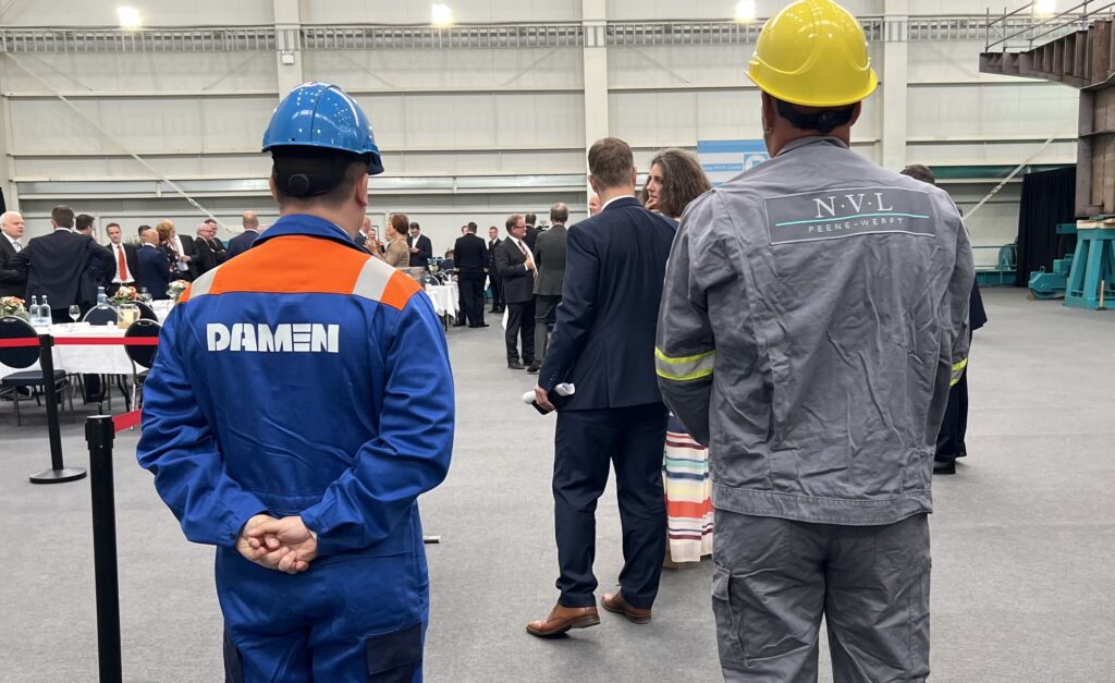 Mitarbeiter von DAMEN Naval und der NVL Group.