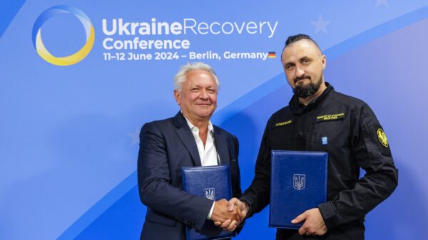 Armin Papperger, Vorstandsvorsitzender der Rheinmetall AG, und Oleksandr Kamyschin, Minister für strategische Industrien der Ukraine, nach der Unterzeichnung eines Memorandum of Understanding zum Ausbau ihrer strategischen Zusammenarbeit im Juni dieses Jahres. Die Unterstützung der Ukraine ist der Schwerpunkt, der dem CEO von Rheinmetall besonders am Herzen liegt.