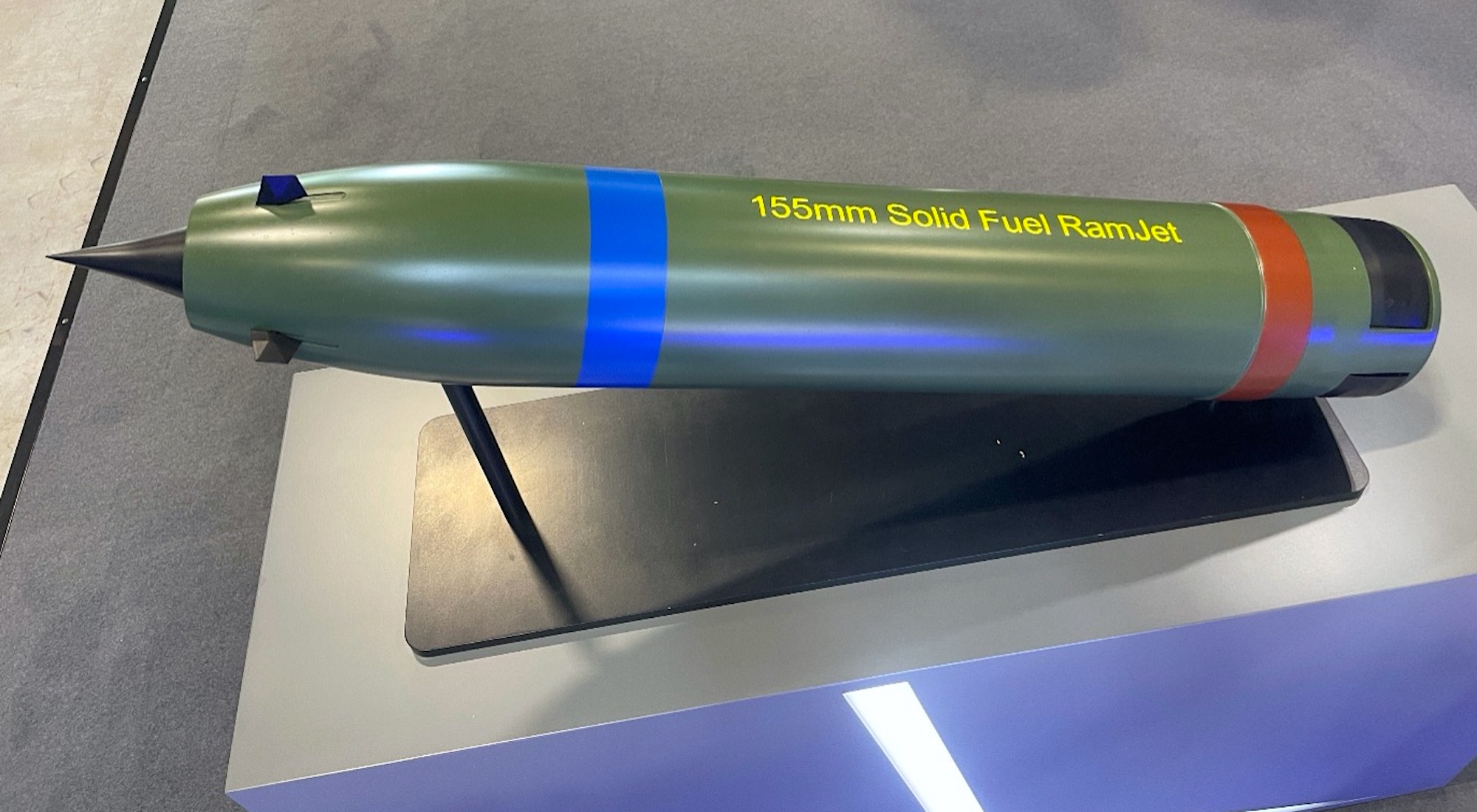 Für größere Reichweiten präsentiert NAMMO bei der Paris Air Show das neue 155mm Ramjet-Artilleriegeschoss.