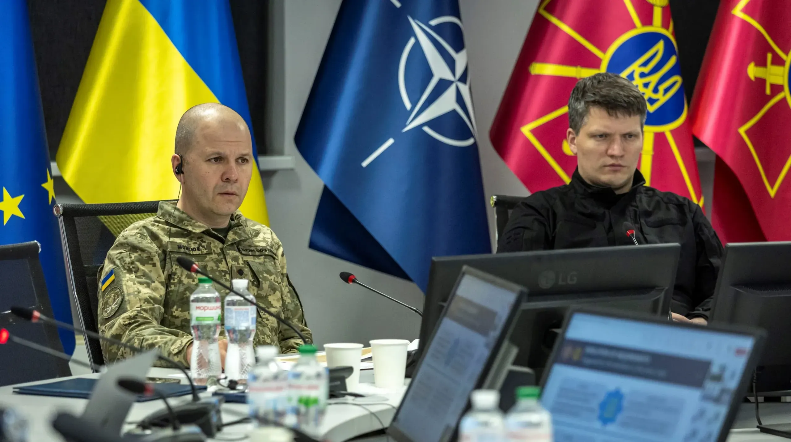 Gestern traf sich die Artillerie-Koalition der Ukraine mit den stellvertretenden ukrainischen Verteidigungsministern, Generalleutnant Jewgeni Moisjuk (l.) und Serhij Bojew.