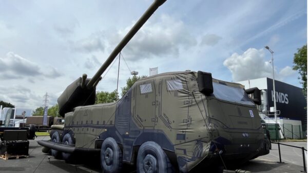 Täuschung auf der Eurosatory: Artilleriesystem CAESAR 8x8 als Attrappe.