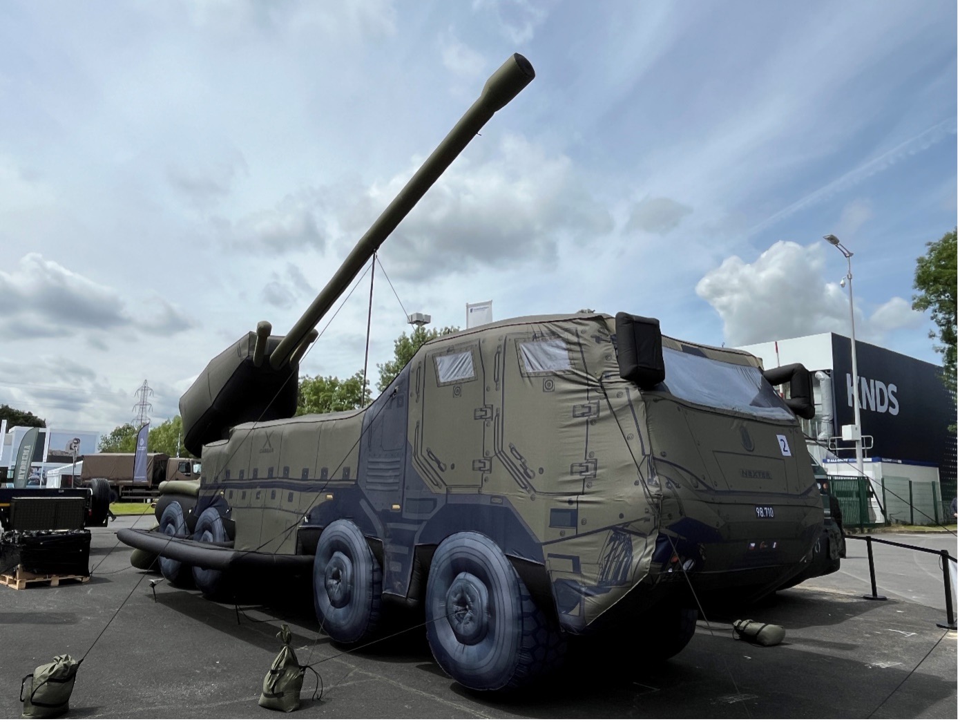 Täuschung auf der Eurosatory: Artilleriesystem CAESAR 8x8 als Attrappe.