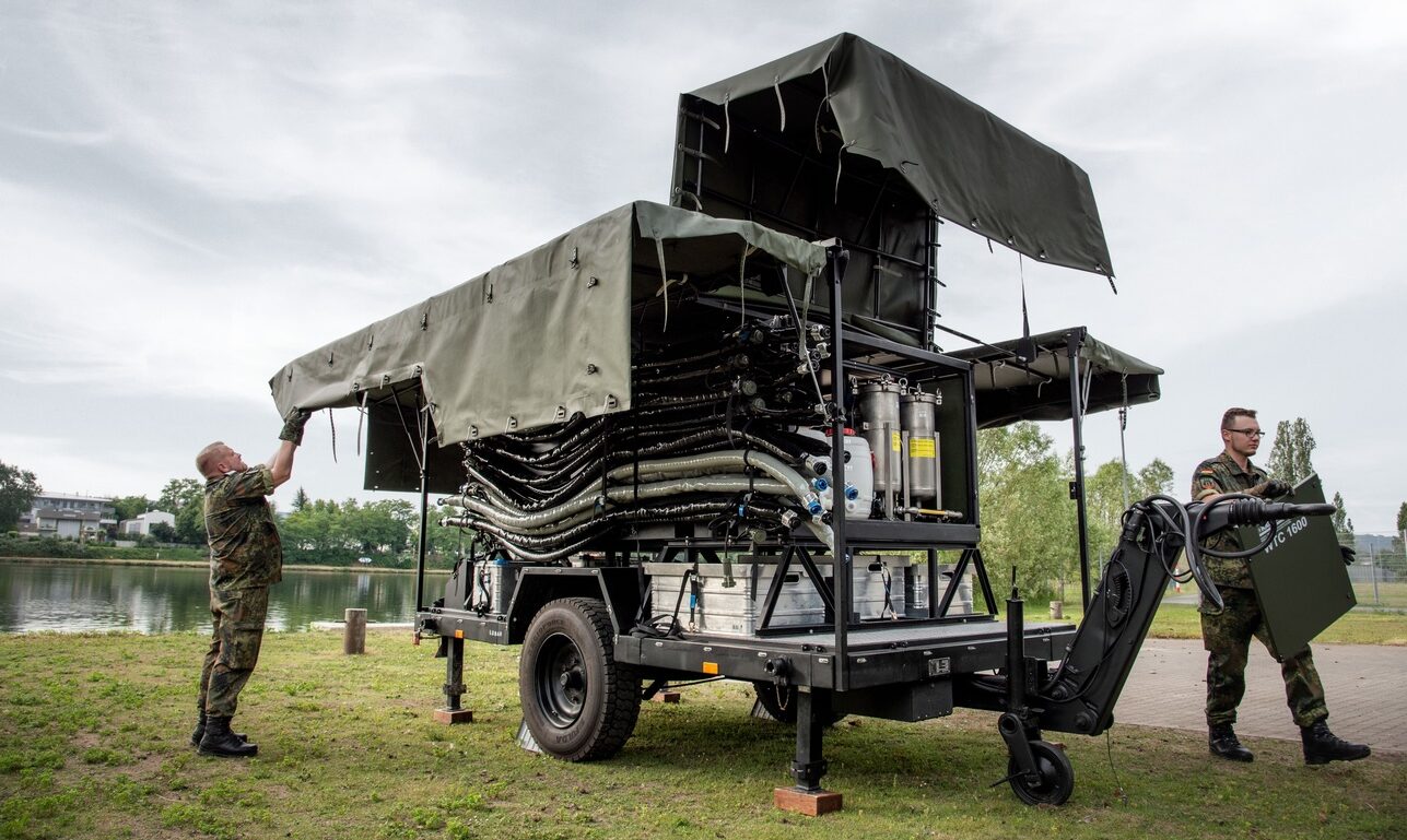 Spezialpionierregiment 164: Soldaten bauen die Wasseraufbereitungsanlage WTC1600GT für die Wasserentnahme aus der Mosel auf vor dem Tag der Bundeswehr 2019 in Koblenz.