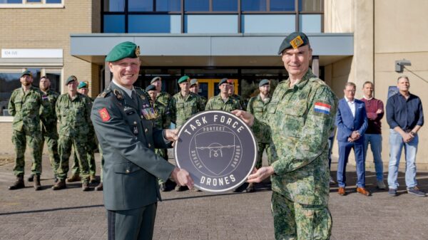 Gestern stellte der Kommandeur der niederländischen Landstreitkräfte, Generalleutnant Jan Swillens, die neue Task Force Drohnen unter Leitung von Brigadegeneral Joland Dubbeldam (v.l.n.r.) auf.