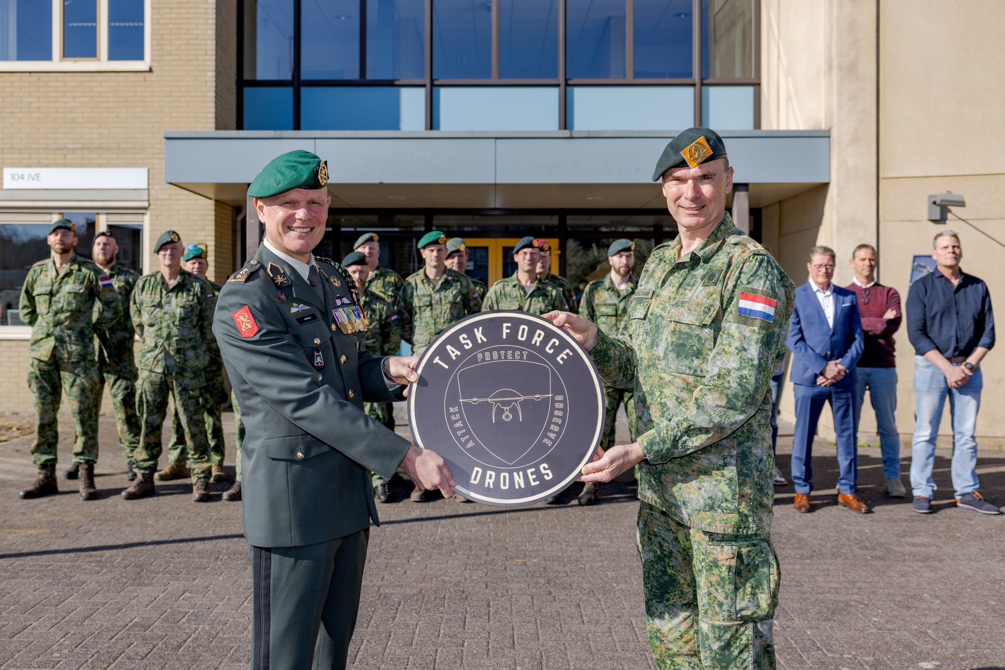 Gestern stellte der Kommandeur der niederländischen Landstreitkräfte, Generalleutnant Jan Swillens, die neue Task Force Drohnen unter Leitung von Brigadegeneral Joland Dubbeldam (v.l.n.r.) auf.