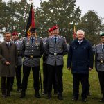 Panzerbrigade 21 : Stephan Prinz zu Lippe (v.l.n.r.), Brigadegeneral Marco Eggert, Oberstleutnant Fabian Kolbe, Thomas Katzer, Bürgermeister Augustdorf, und Brigadegeneral Alexander Krone, Kommandeur der 1. Panzerdivision, besiegeln die Aufstellung des Artilleriebataillon 215 vor mehr als hundert Gästen und angetretener Truppe.
