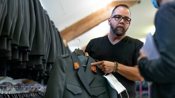 Schweiz will sparen: Die Ausgangsuniform Tenü A der Schweizer Armee gibt es jetzt nur noch für ganz wenige Ausnahmen.