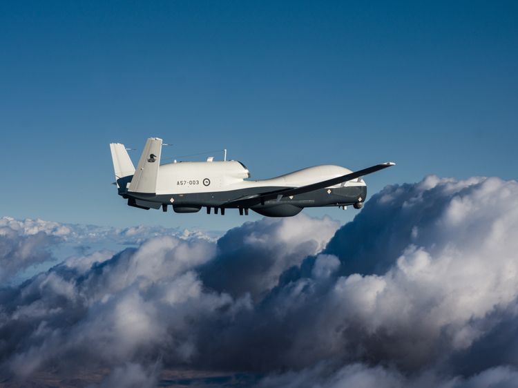 Australiens dritter Multi-Intelligence MQ-4C Triton, auch bekannt als „AUS3“, hebt am 29. Oktober 2024 im Northrop Grumman-Werk in Palmdale, Kalifornien, zu seinem Erstflug ab. (Foto- Northrop Grumman)