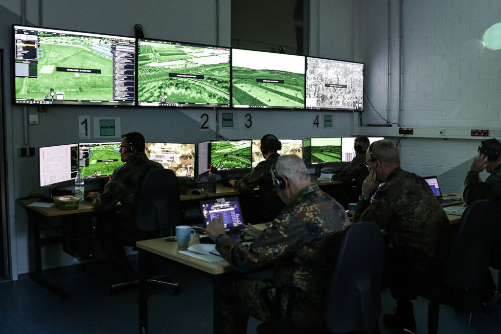 Digitaler Blick über die Schulter: In der Leitungszelle verfolgt die Auswertung permanent das taktische Verhalten der Übungstruppe. Foto: Bundeswehr / André Kolkmeyer