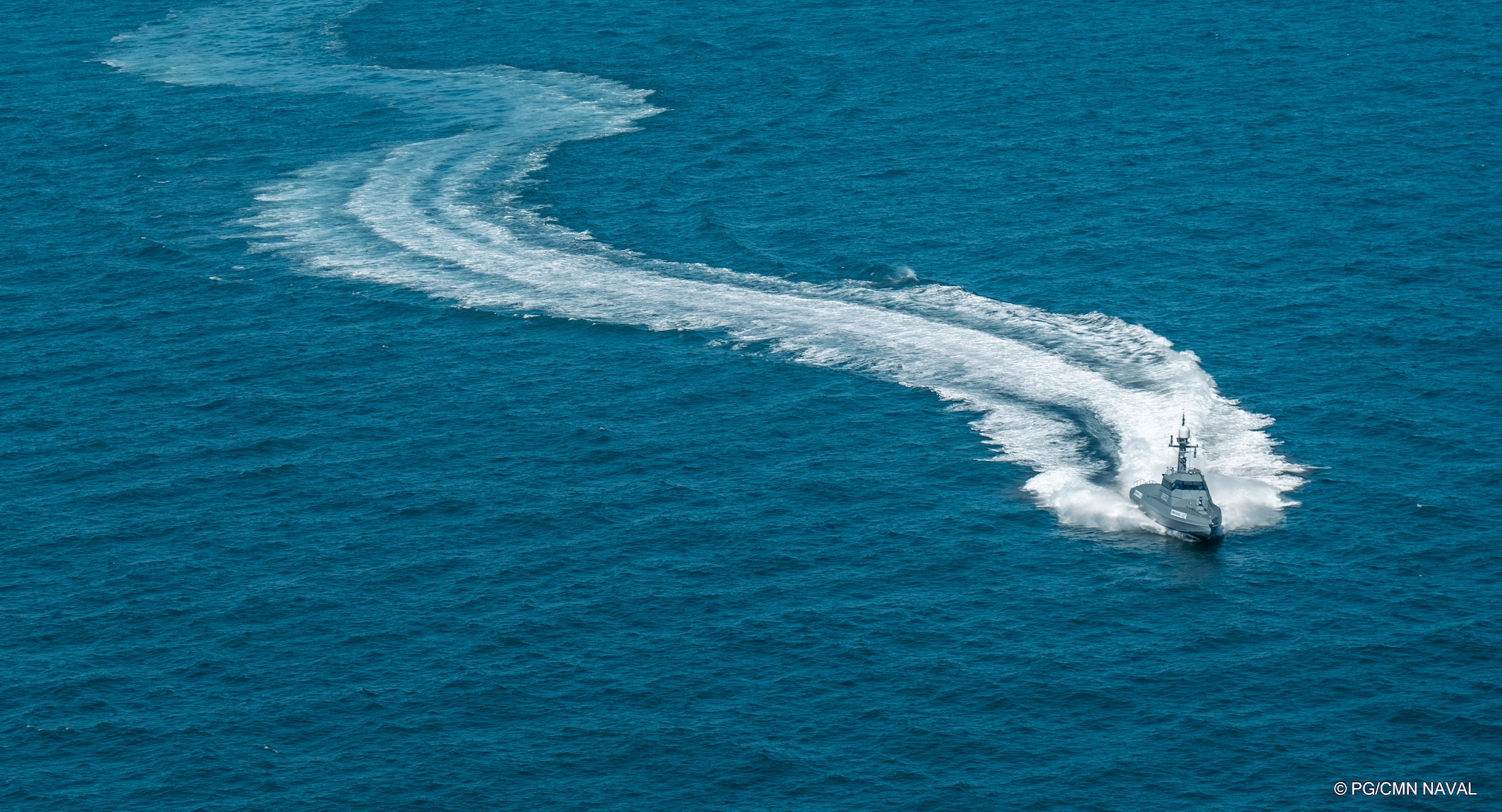 Unter Verwendung bewährter, verfügbarer und zugelassener Komponenten bietet das System von Anschütz Marinen erhöhte Sicherheit und nachhaltige Fähigkeiten für unbemannte Systeme, während gleichzeitig die volle technologische Souveränität gewahrt bleibt.