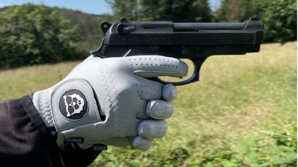 BEAVER Gloves verspricht: Extremes Feingefühl beim Schießen, lange Haltbarkeit und Nachhaltigkeit. Die Schießhandschuhe sind natürlich in allen Farben erhältlich, auch in Schwarz oder Tarn. Zudem können Schnittschutz oder Kevlar eingearbeitet werden.