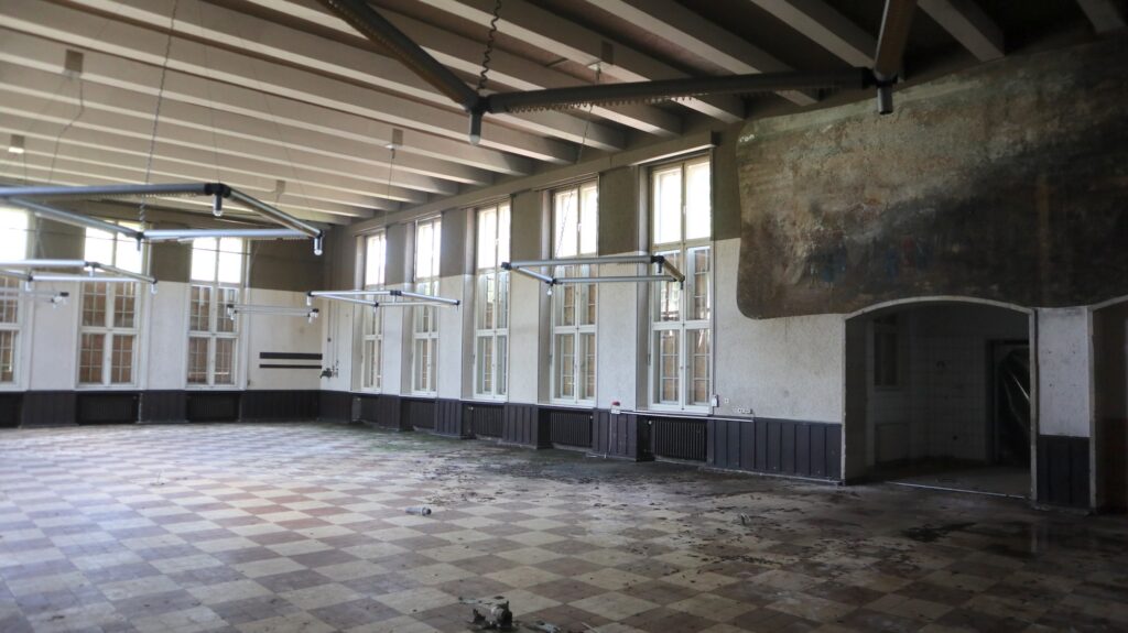 Denkmalgeschützt ist auch die Wandbemalung im Speisesaal, die durch einen Feuchtigkeitsschaden kaum noch erkennbar ist.